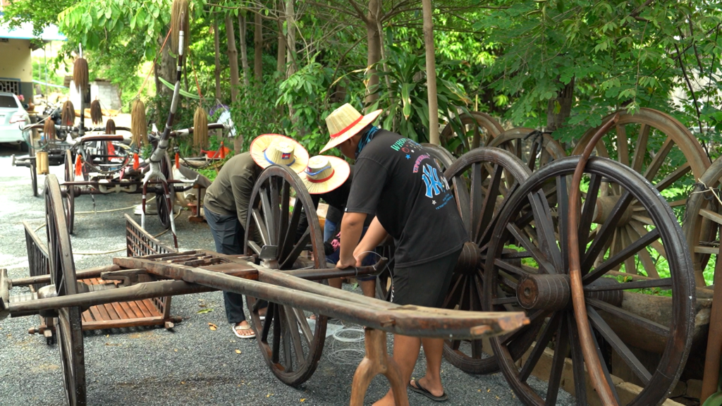 មិនគួរឱ្យជឿ? មុខរបរក្រៅម៉ោងមួយនេះរកចំណូលបានរាប់ម៉ឺនដុល្លារក្នុងមួយឆ្នាំៗ Oxcarts in Kampong Chhnang Province