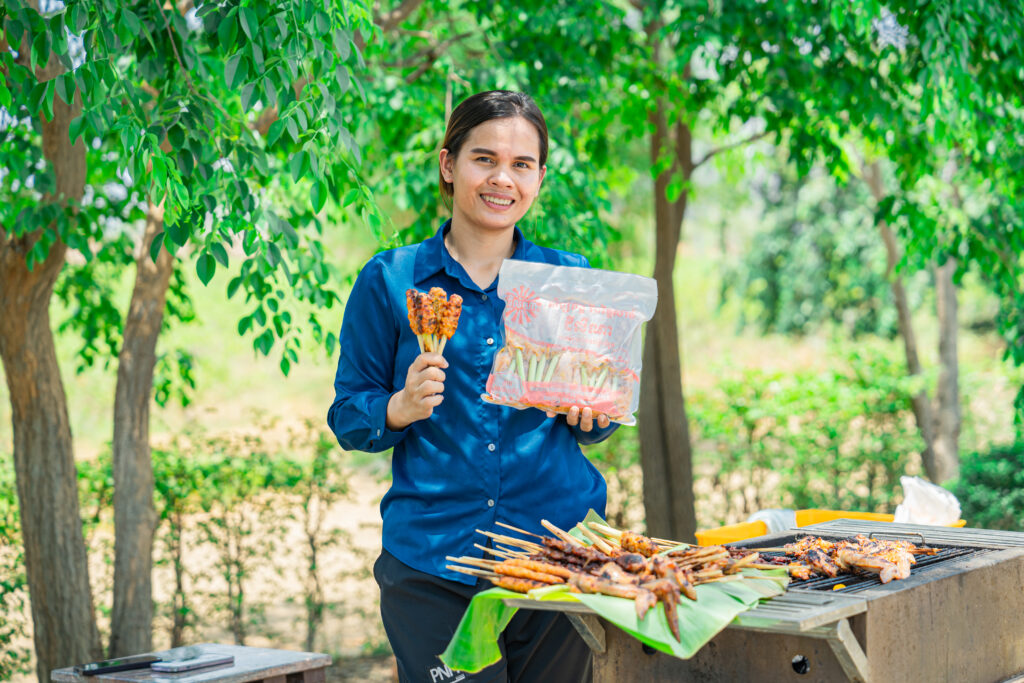 ពីពលករចំណាកស្រុក អ្នកស្រី ធីម គន្ធា ក្លាយជាម្ចាស់សិប្បកម្មកែច្នៃសាច់ផ្គត់ផ្គង់ក្នុងស្រុកដ៏ល្បីមួយ អ្នកស្រី ធីម គន្ធា ម្ចាស់សិប្បកម្ម ជីលីណា ។